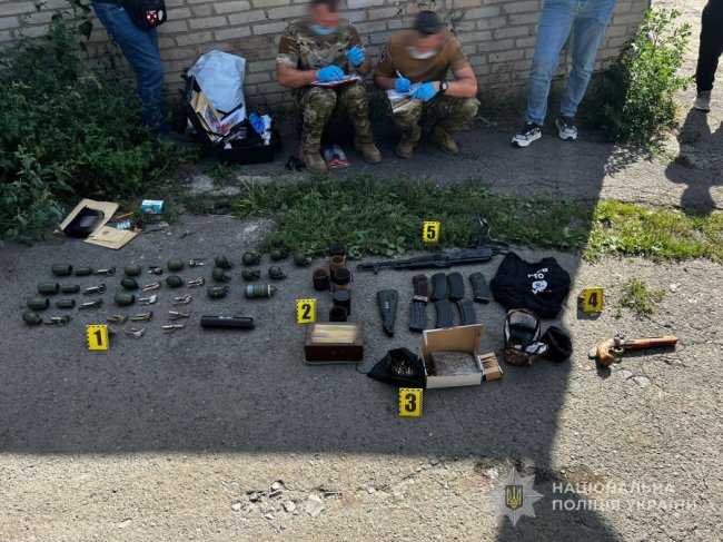 У лучанина виявили схрон зброї