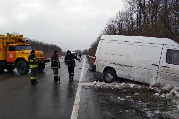 Неподалік Луцька мікроавтобус злетів у кювет і перекинувся. ФОТО
