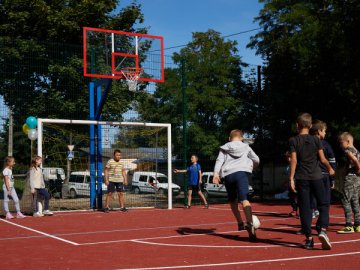 В одному з мікрорайонів Луцька відкрили новий сучасний спортмайданчик. ФОТО