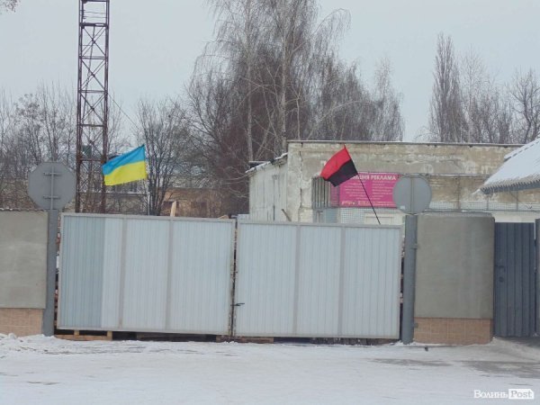 Вид на ворота з боку частини. Над ними - стяги, встановлені на барикади