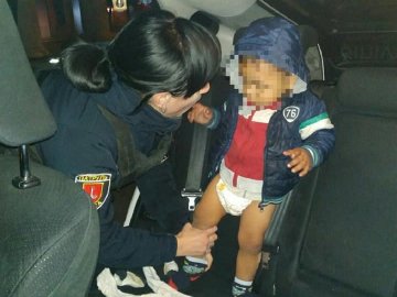 П'яна жінка вночі посеред вулиці покинула 2-річну дитину. ФОТО