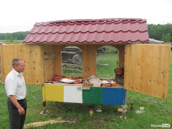 Волинський фермер спить на бджолах. ФОТО