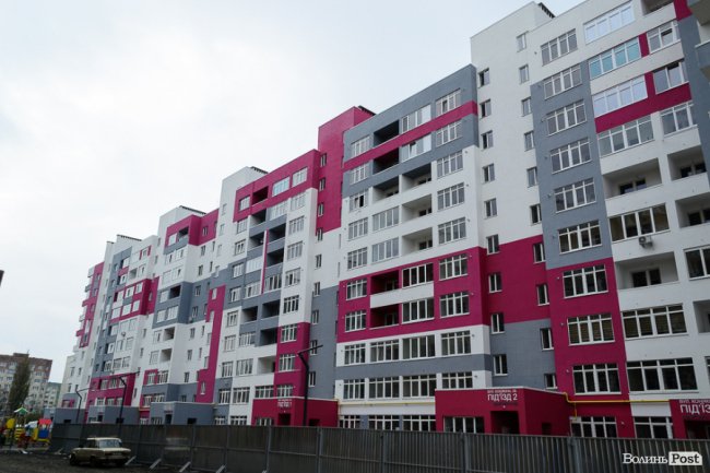 Холод – не завада: як у Луцьку будують «карамельний» житловий комплекс. ФОТО*