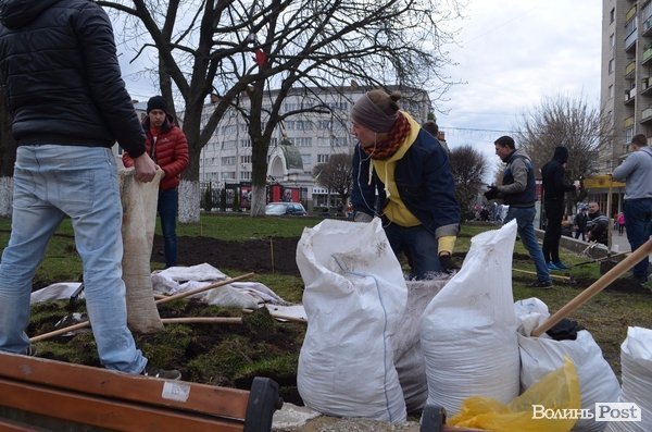 Активні волиняни на Театральному майдані зробили клумбу у формі серця 