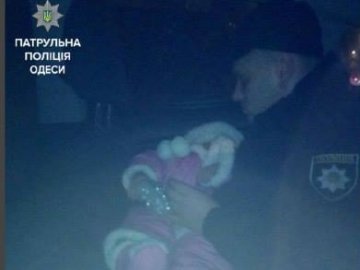 В Одесі п’яна жінка з дитиною заснула серед тротуару