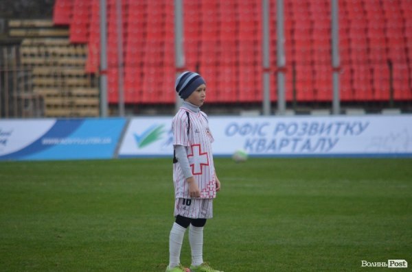  Маленькі лучани тренувались на одному полі з відомими футболістами. ФОТО