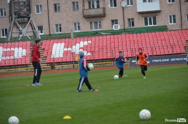  Маленькі лучани тренувались на одному полі з відомими футболістами. ФОТО