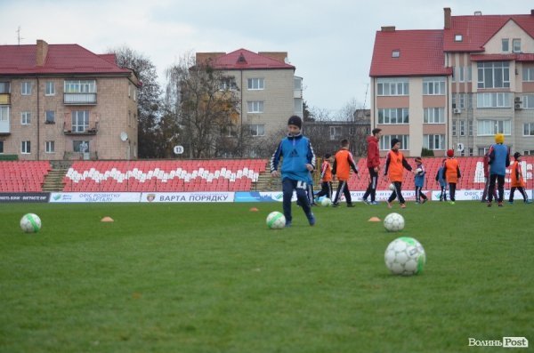  Маленькі лучани тренувались на одному полі з відомими футболістами. ФОТО