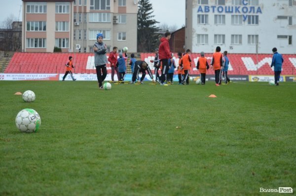  Маленькі лучани тренувались на одному полі з відомими футболістами. ФОТО