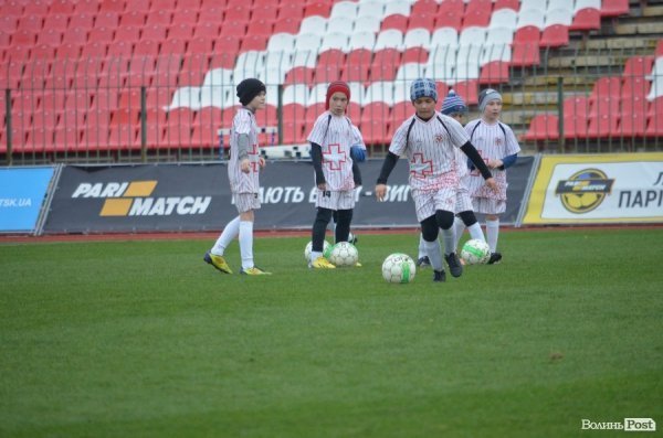  Маленькі лучани тренувались на одному полі з відомими футболістами. ФОТО