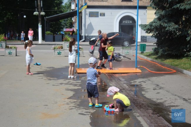 Як у Нововолинську освіжаються під вуличним душем. ФОТО