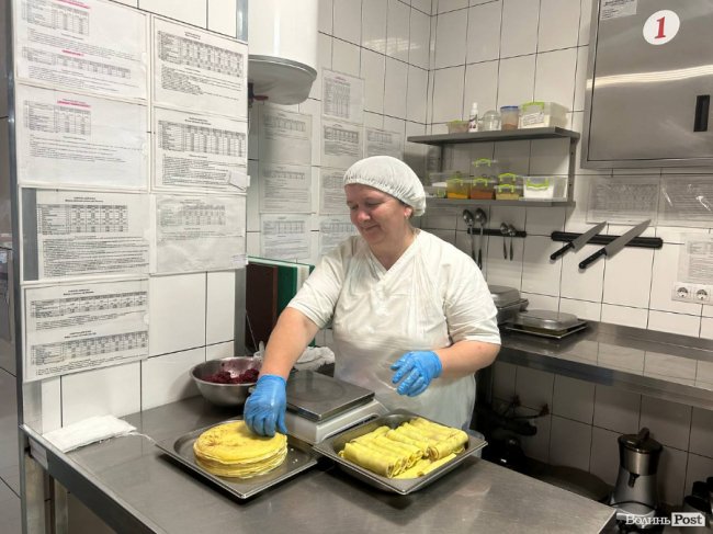 У яких умовах готують і зберігають їжу в «Пузатій хаті»: кухню ресторану показали зсередини. ФОТО