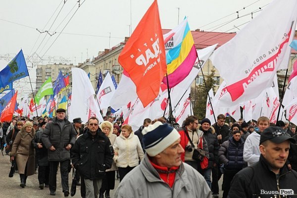 Акція «Вставай, Україно!» розпочалася в Луцьку. ФОТО. ОНОВЛЕНО