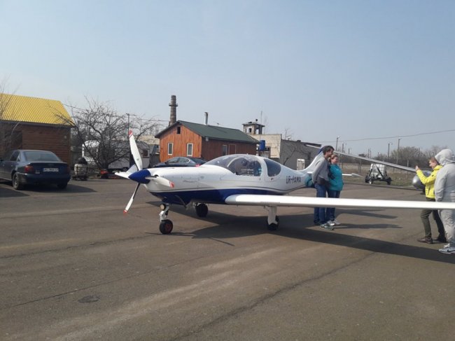 Відомий мандрівник Дмитро Комаров прилетів в аеропорт біля Луцька