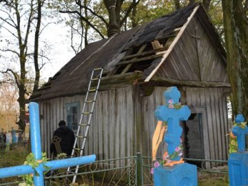 На Волині волонтери ремонтують унікальну 200-річну капличку. ФОТО