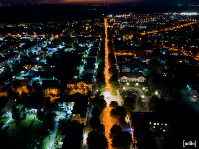 Яскраві вогні і завод, що «не спить»: показали, який вигляд з висоти вночі має місто на Волині. ФОТО