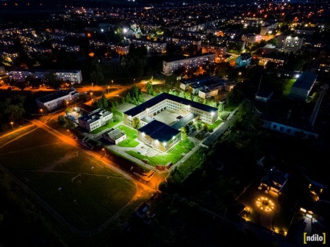 Яскраві вогні і завод, що «не спить»: показали, який вигляд з висоти вночі має місто на Волині. ФОТО