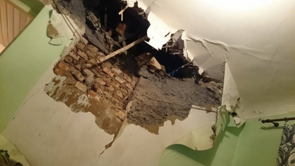 У Харкові внаслідок ДТП вантажівка опинилась на даху будинку. ФОТО