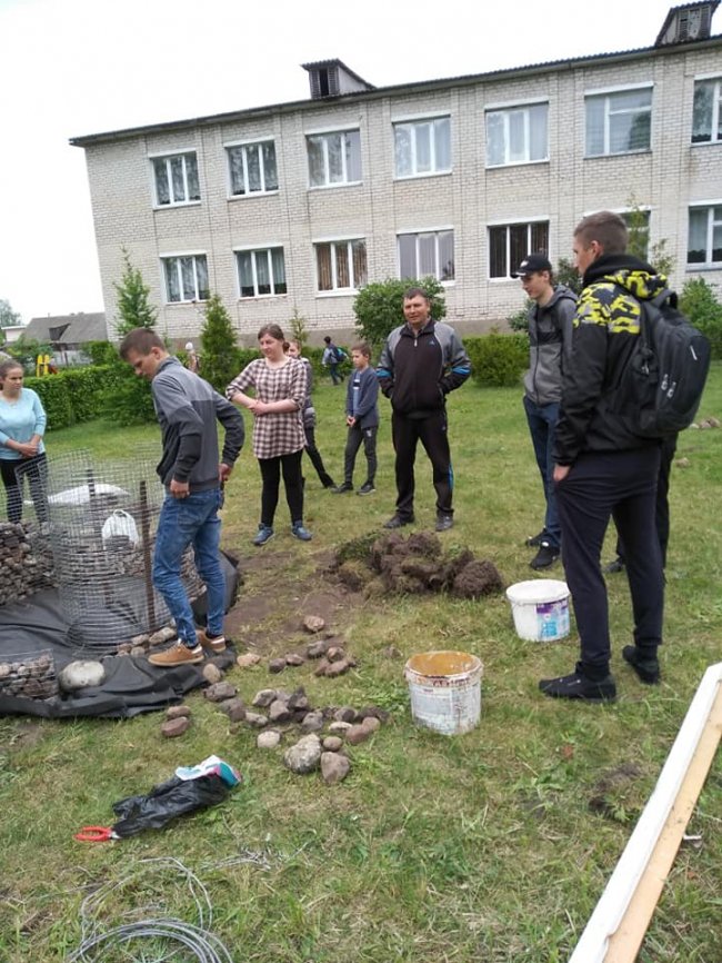 На подвір'ї школи на Волині створили креативні клумби. ФОТО