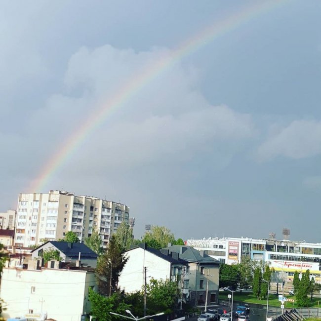 Повна подвійна веселка у небі над Луцьком: реакція соцмереж. ФОТО