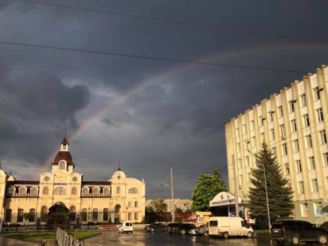 Повна подвійна веселка у небі над Луцьком: реакція соцмереж. ФОТО