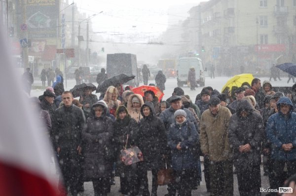 Луцьк попрощався з героєм АТО Віктором Мельничуком. ФОТО 