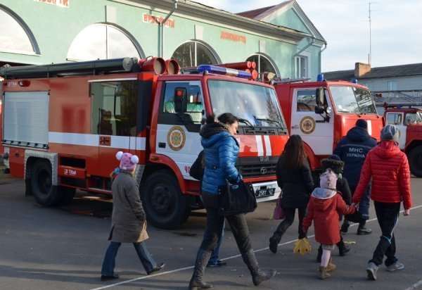 Діти-переселенці на екскурсії в луцьких рятувальників. ФОТО