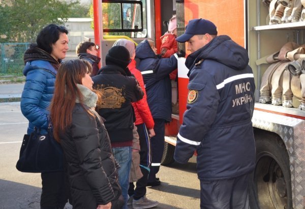 Діти-переселенці на екскурсії в луцьких рятувальників. ФОТО