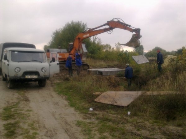 НП на Волині: нечистоти з відстійника затопили територію. ФОТО