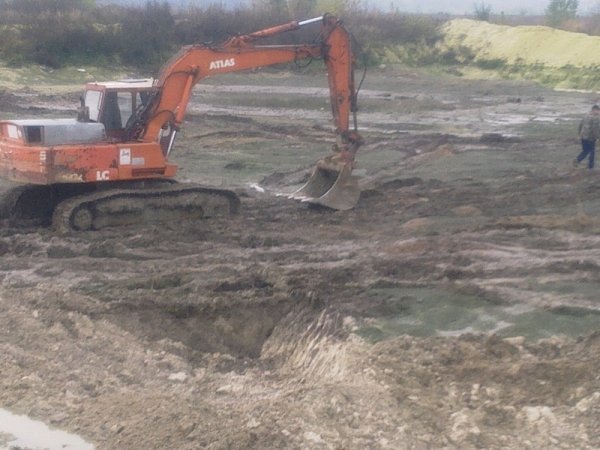 НП на Волині: нечистоти з відстійника затопили територію. ФОТО