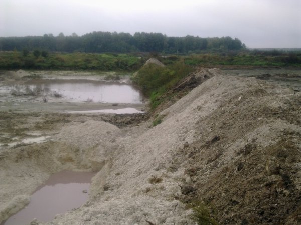 НП на Волині: нечистоти з відстійника затопили територію. ФОТО