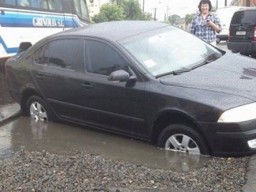 У Луцьку провалилось авто. ФОТО