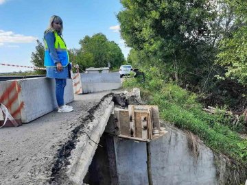Під Луцьком дорожники відремонтували пошкоджений міст