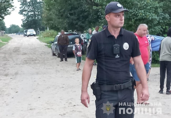 У селі на Волині, де незаконно рубали ліс, люди збунтували проти поліції. ФОТО