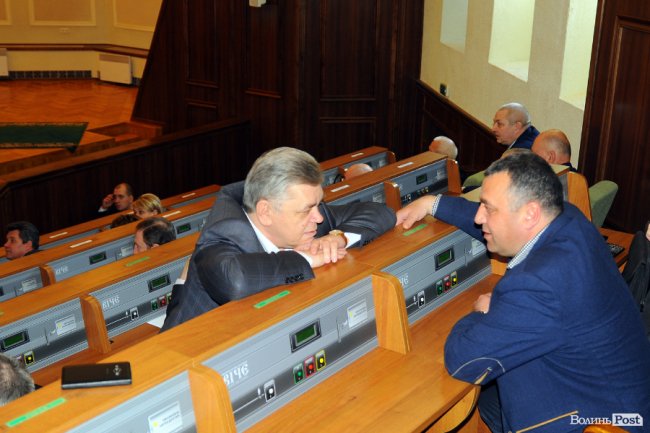 Анатолій Вітів (зліва) про щось переговорюється з головою Іваничівської райради Андрієм Бадзюнем