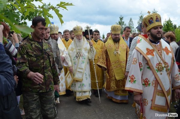 Особливих заходів безпеки не помітно, утім патріарха пильно супроводжують