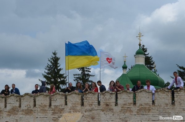 За ходою до пам'ятного знака дехто спостерігає просто з церковних мурів