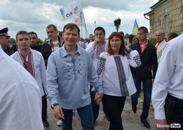 І тут з'являється епатажний Олег Ляшко з Росітою, яку видає за свою дружину