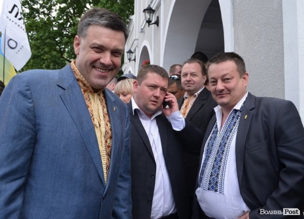 Тим часом суворий Олег Тягнибок на диво мило усміхається у фотокамери