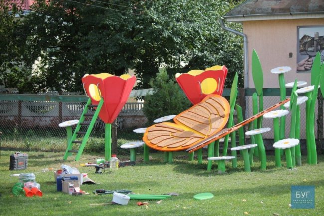 На Волині біля храму облаштовують яскравий дитячий майданчик