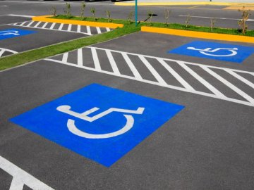 У Луцьку покарали 17 водіїв за паркування на місцях осіб з інвалідністю
