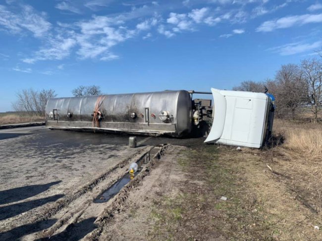 На трасі Дніпро-Запоріжжя перекинулась цистерна з олією і заблокувала рух