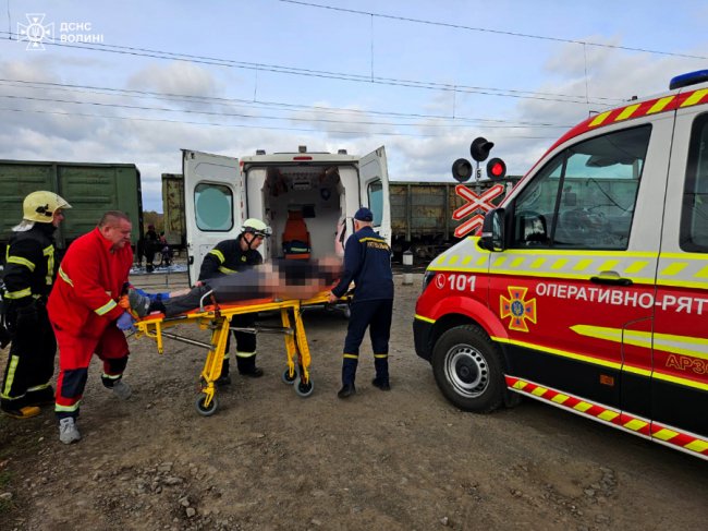 На Волині легковик зіткнувся з потягом: є постраждалі
