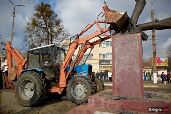 На Хмельниччині Леніна зносили екскаватором і краном. ФОТО