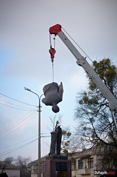На Хмельниччині Леніна зносили екскаватором і краном. ФОТО