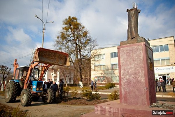 На Хмельниччині Леніна зносили екскаватором і краном. ФОТО