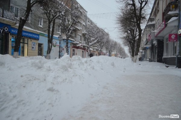 Як Луцьк замело снігом. ФОТО