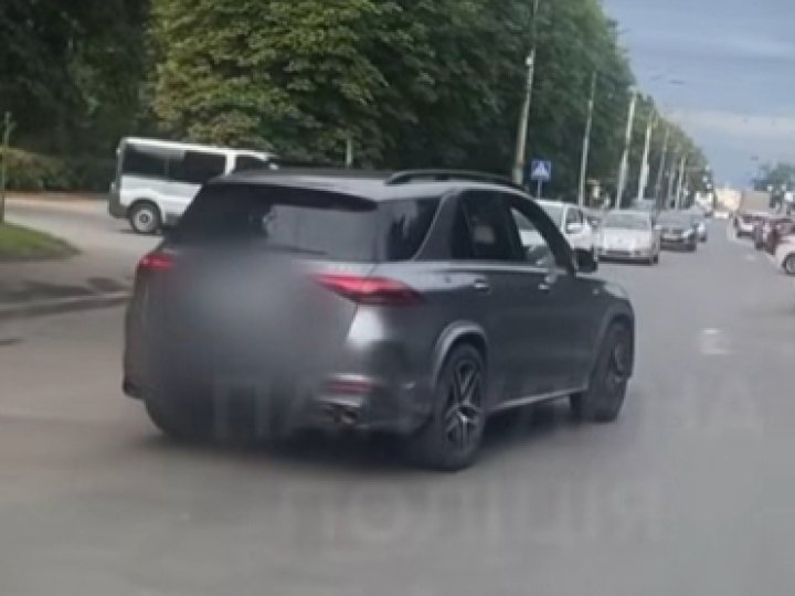 У Луцьку водій Mercedes-Benz їхав по зустрічній під час хвилини мовчання. ВІДЕО