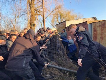 Опір та «коридор» з поліції: муніципали таки зрізали паркан біля Старого ринку. ВІДЕО