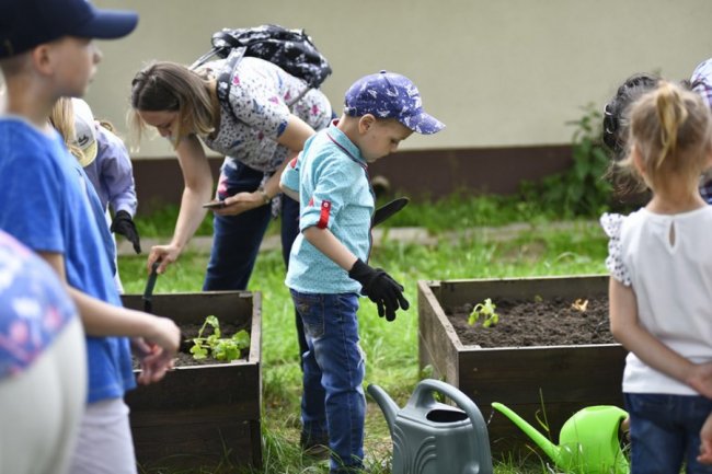 Як у луцькому зоопарку особливі дітки город садили. ФОТО